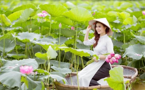 cach-chup-anh-ao-dai-o-dam-sen (12) "Sống ảo" với các phong cách chụp ảnh áo dài ở đầm sen