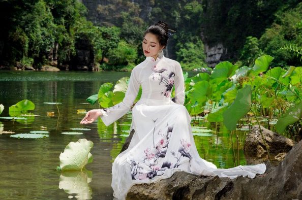 y-tuong-chup-anh-ao-dai-o-trang-an (5) Ý tưởng chụp ảnh áo dài ở Tràng An Ninh Bình thu hút nhất