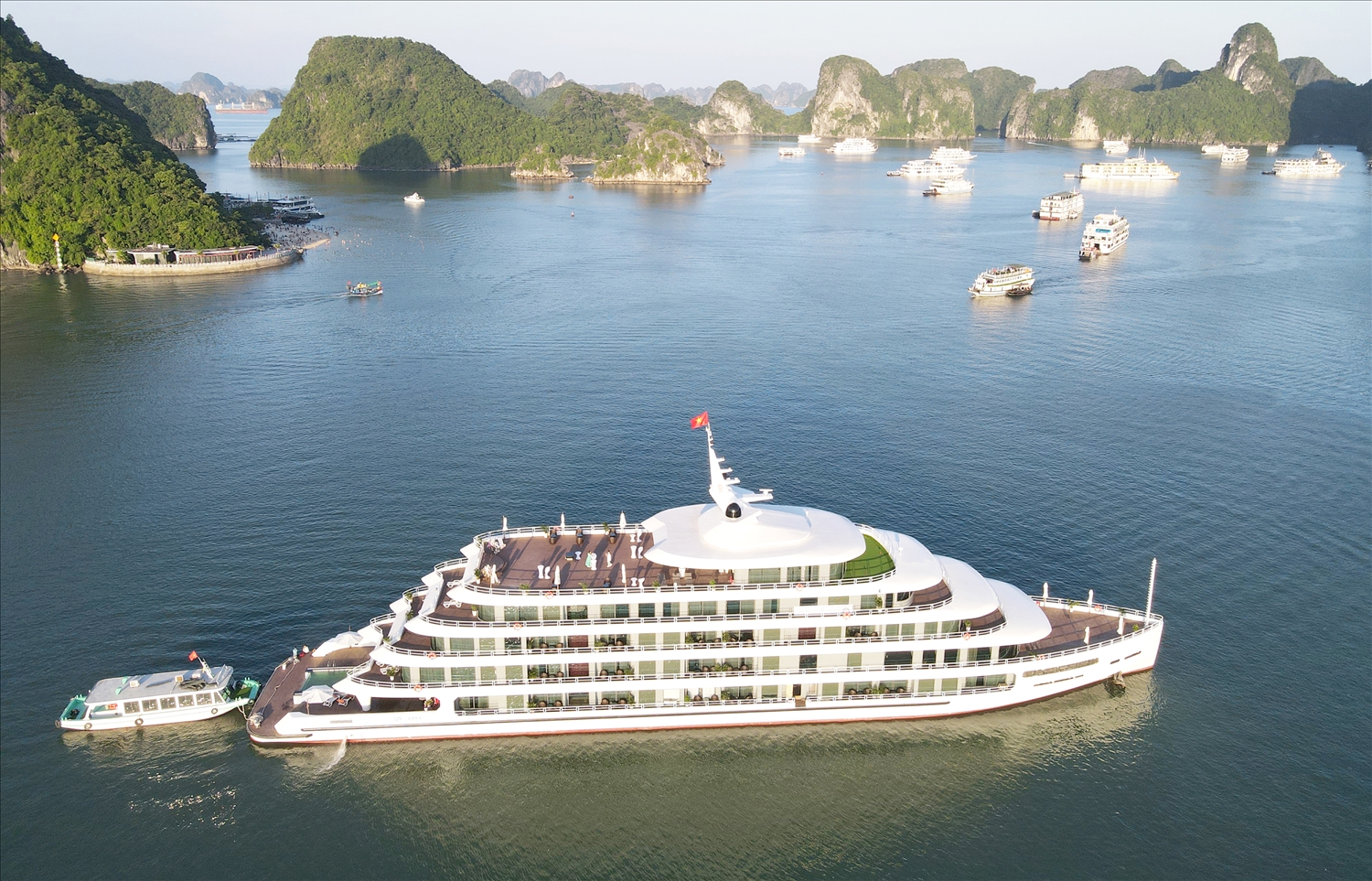 Quay flycam du thuyền tại Hạ Long - Khám phá vẻ đẹp ngoạn mục từ trên cao